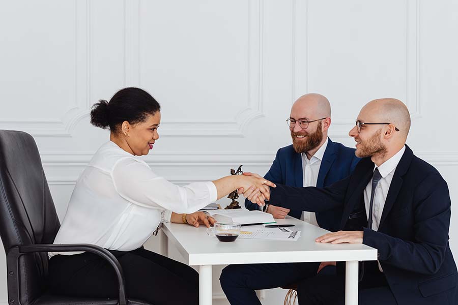 Vendre un terrain à un promoteur immobilier : quelles démarches à suivre ?